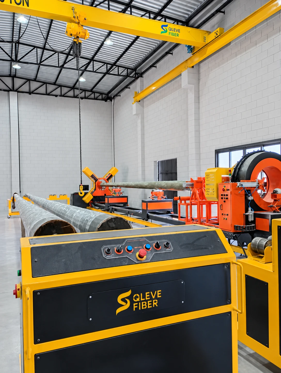 Linha de enrolamento filamentar da Qleve Fiber, com ponte rolante e enroladeira com a marca da empresa