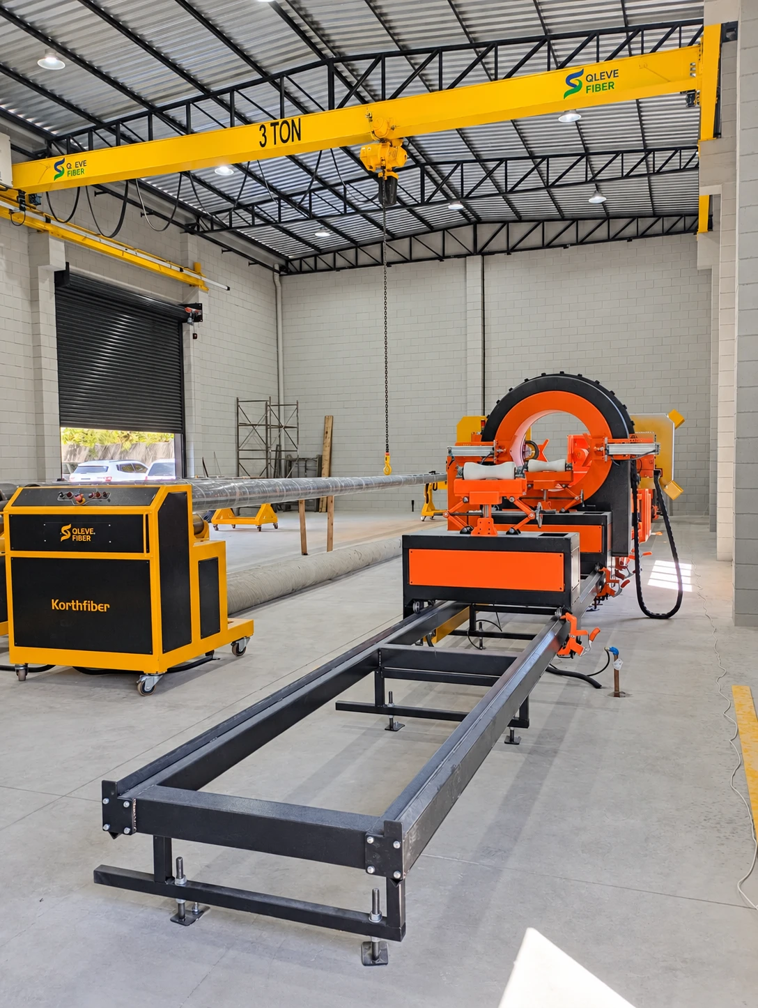 Enroladeira CNC sob ponte rolante de 3 toneladas na fábrica Qleve Fiber